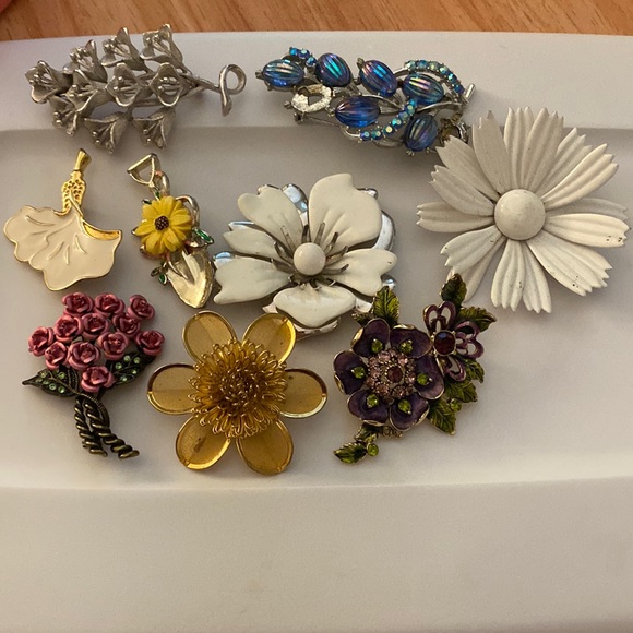 9 Vintage Floral Flower Themed Pins Brooches incl Sarah Coventry Avon Monet - Picture 1 of 16
